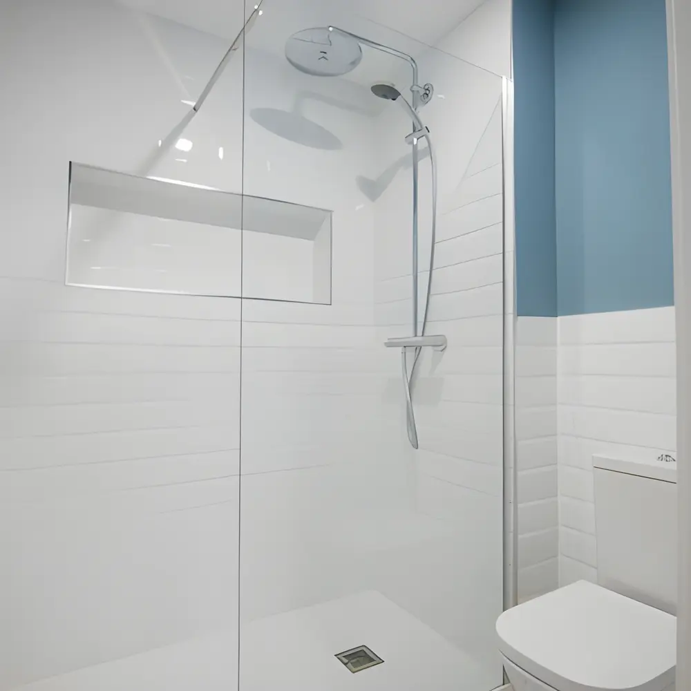Alicatado de azulejos en un baño de Ciudad Real