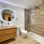 Baño reformado en Ciudad Real con mampara y grifería nueva